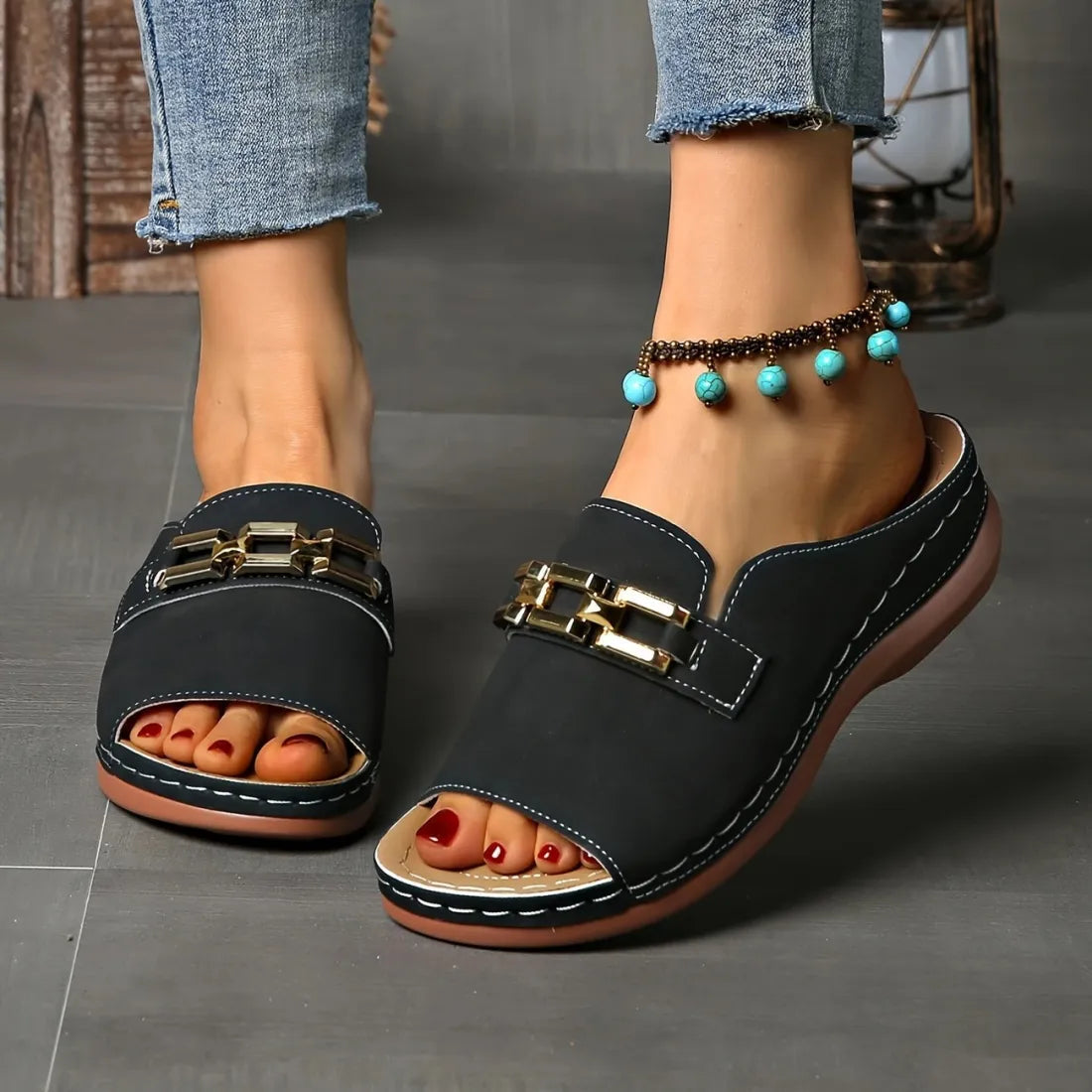 VIRGINIA | Sandals with a gold buckle