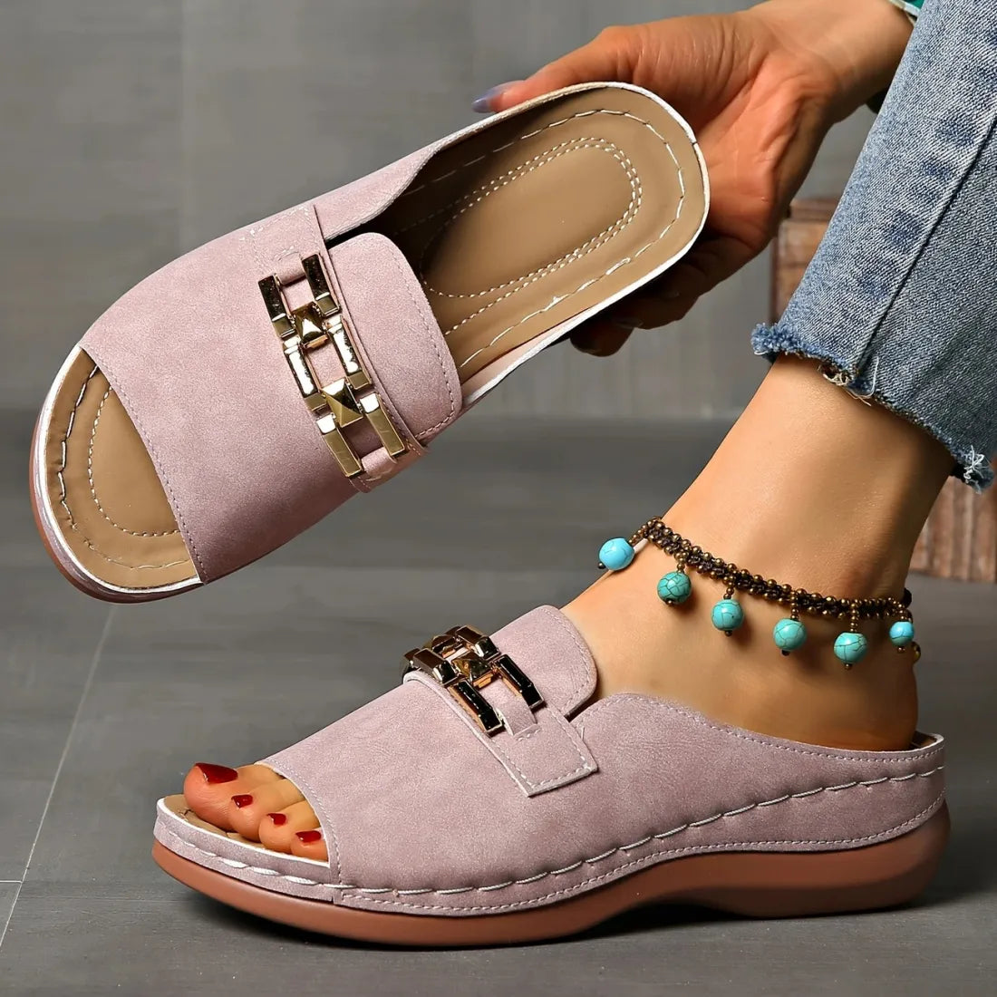 VIRGINIA | Sandals with a gold buckle