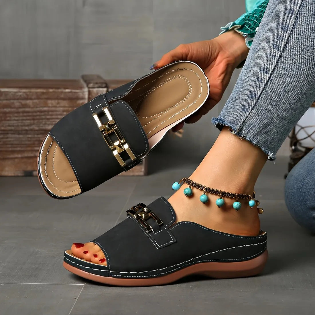 VIRGINIA | Sandals with a gold buckle