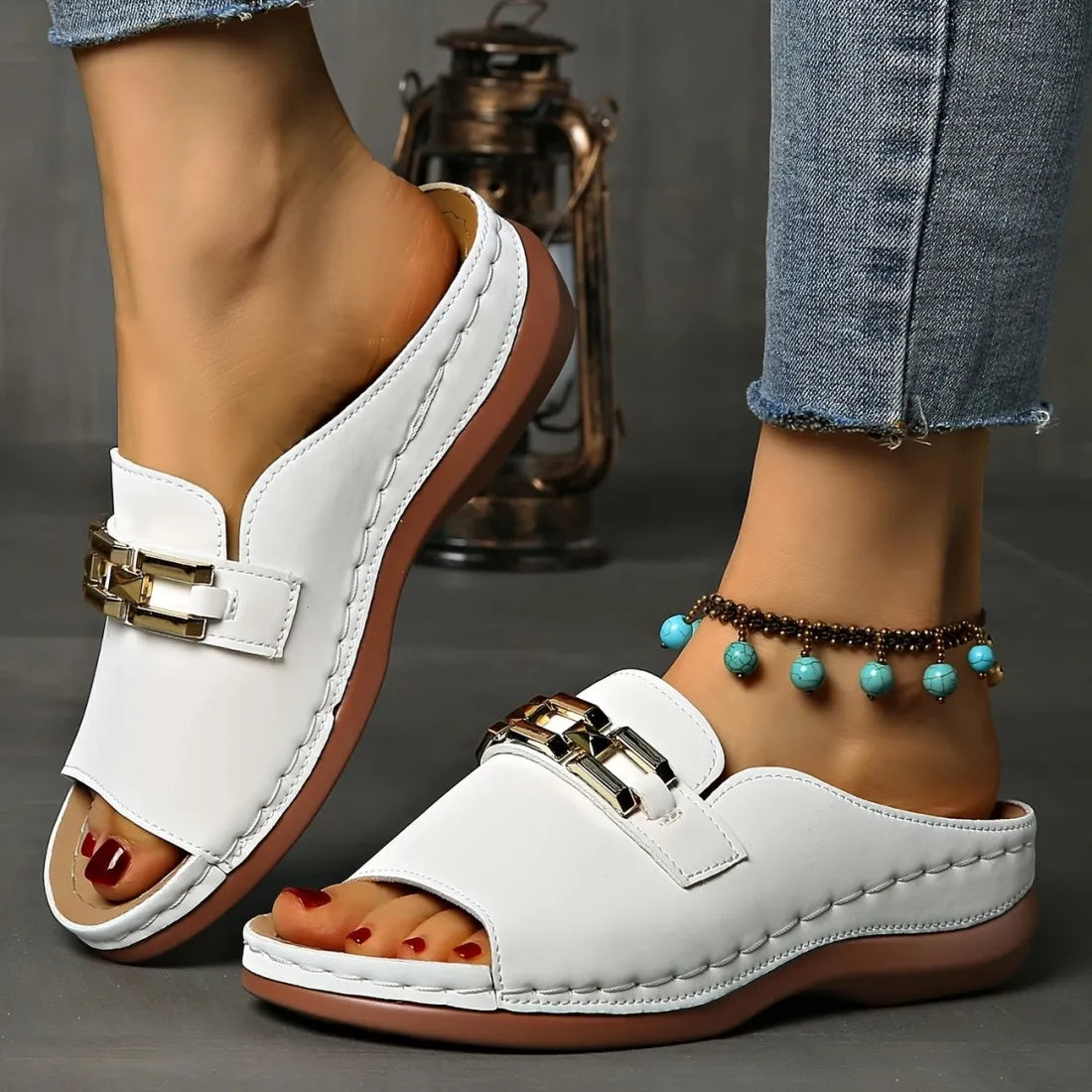 VIRGINIA | Sandals with a gold buckle