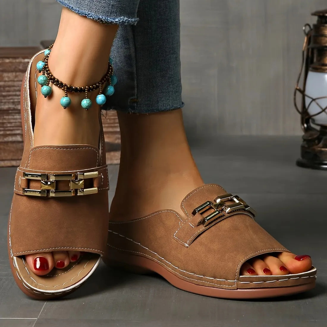 VIRGINIA | Sandals with a gold buckle
