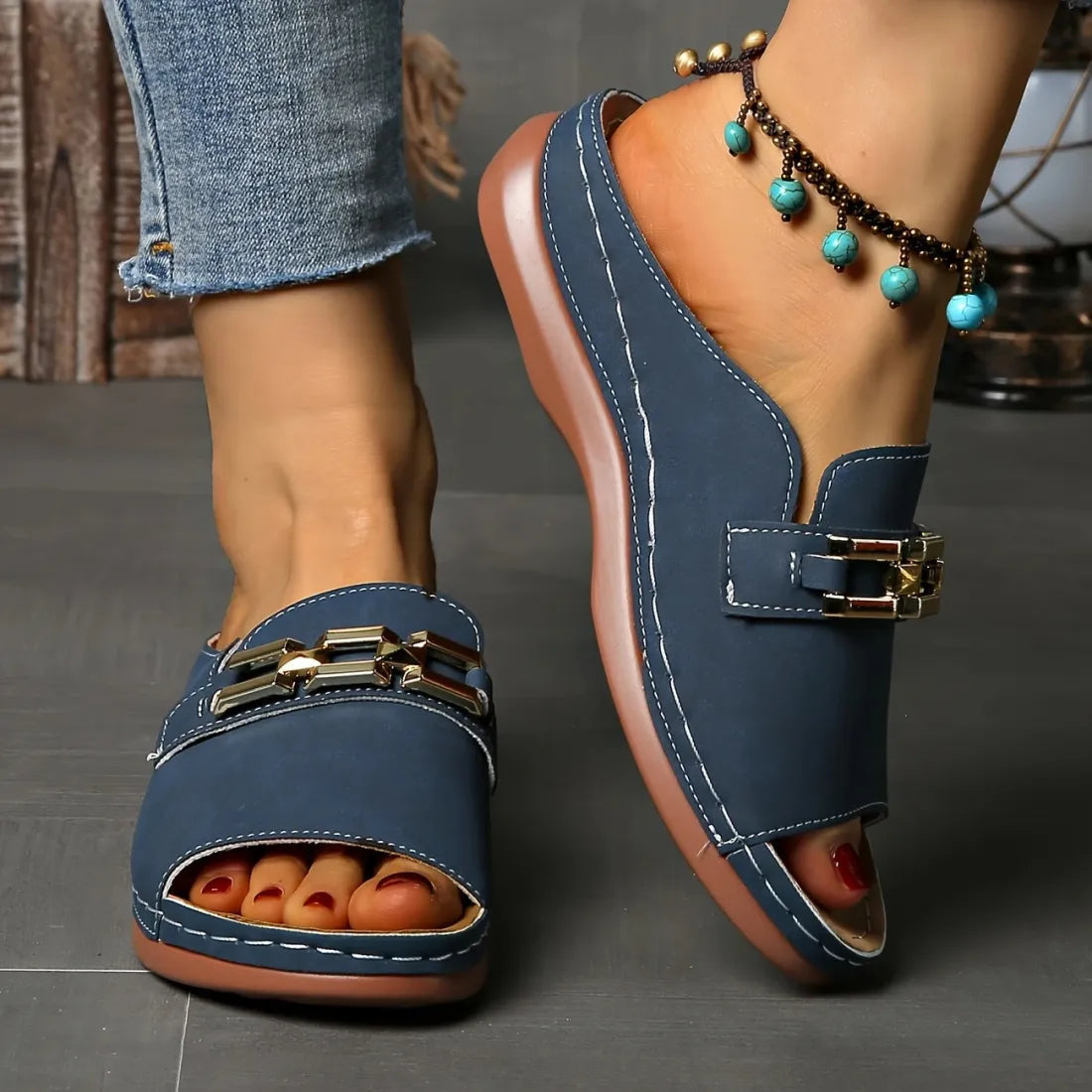 VIRGINIA | Sandals with a gold buckle