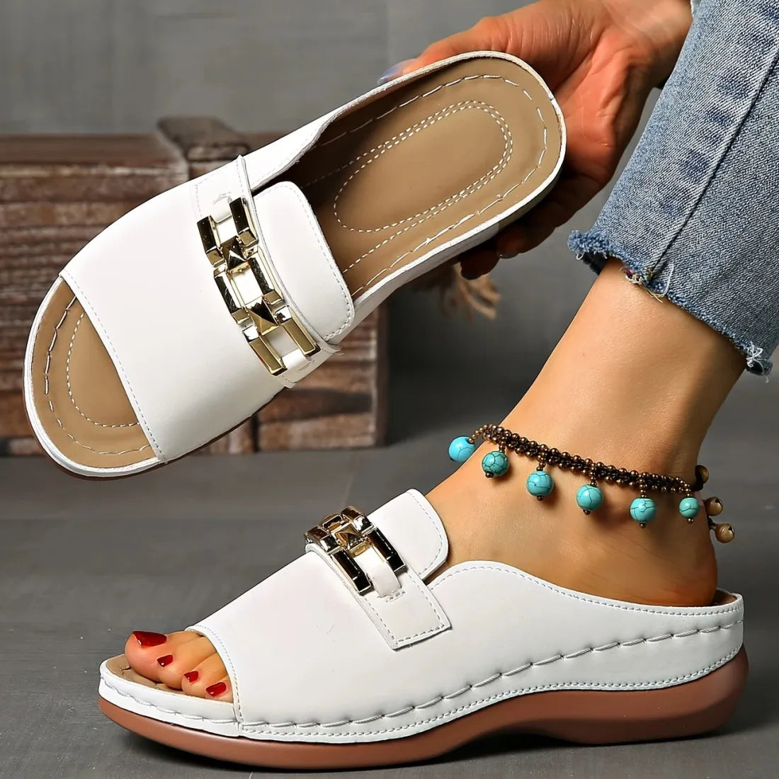 VIRGINIA | Sandals with a gold buckle