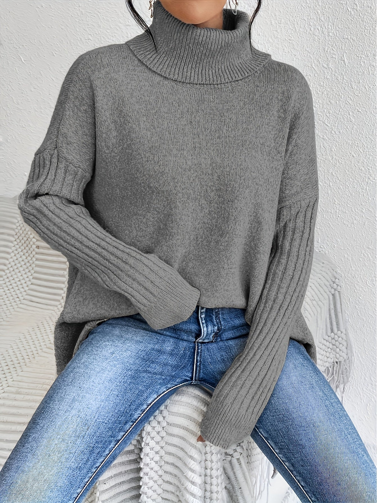 PHYLLIS | Turtleneck with a high-low hem
