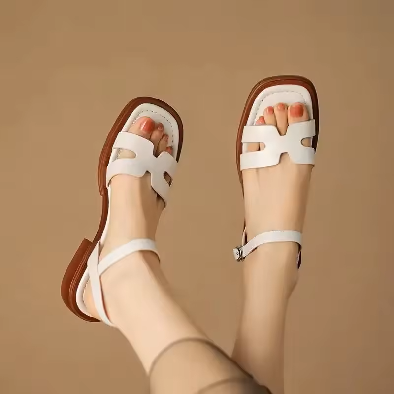 SHEILA | Open toe sandals on a low block heel